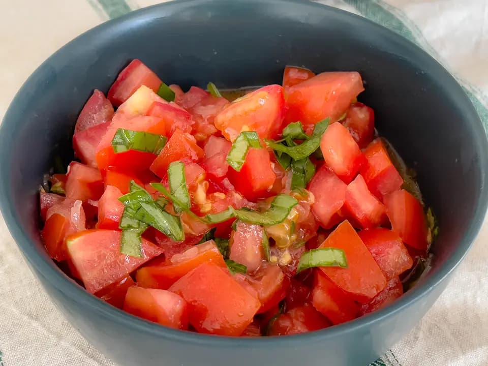 Tomatsallad med scharlottenlök och olivolja